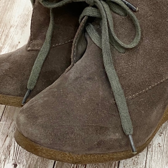 ALDO Olive Suede Wedge Gummy Soles Booties 7 - Picture 13 of 16